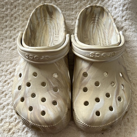 CROCS Shoes - Crocs classic clog women’s size 9